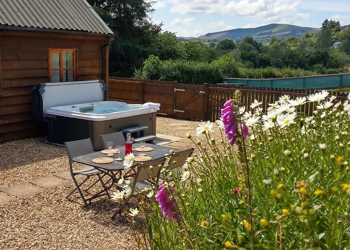 Seven Stars- Hot Tub & Garden With Fabulous Views.