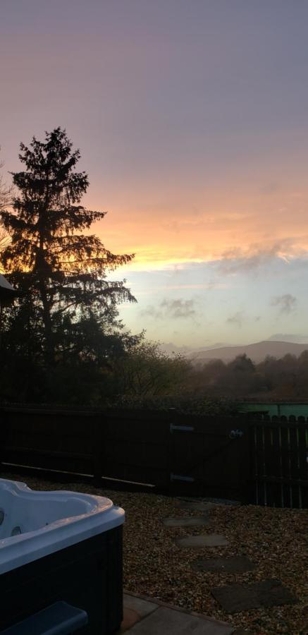 Seven Stars- Hot Tub & Garden With Fabulous Views. Holiday home
